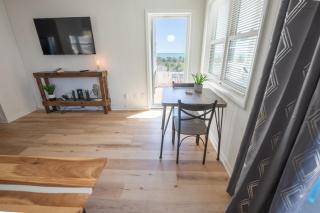Updated Oceanview Modern Decor, Private Balcony! - 8