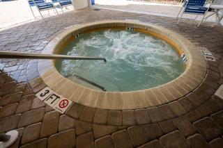 Beachfront condo w pool, hot tub & Kayak - 9