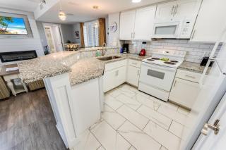 Newly Remodeled 2BR Great Views, Pools, Low Floor! - 6
