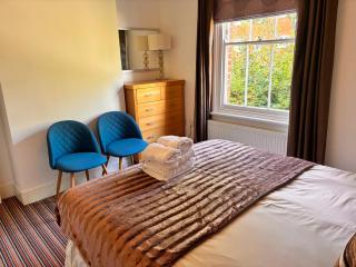 Elegant Riverside Cottage With Free Parking - 8