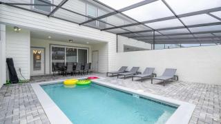 Upstay Family Fun 5BR Retreat w Pool & Games Room - 3