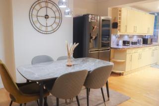 Beautiful 2 Bedroom house with big Garden & Parking fast wifi, and king size bed - 3