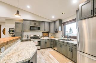 Pinedale Getaway Near Hiking, Skiing and Lakes! - 3