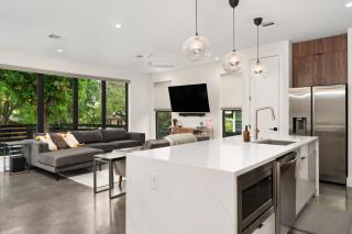 Luxe Riverside Condo - 9