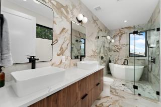 Luxe Riverside Condo - 8