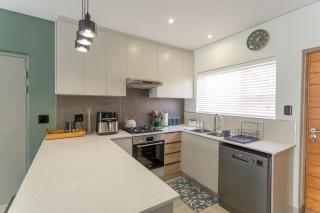 No 19 at 1 on York - luxury townhouse - George - 9