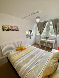 Cosy 3 Bed Apt, Old Truman Brewery! Brick Lane, London, E1 - 8