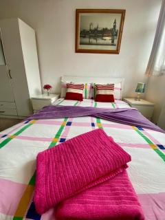 Cosy 3 Bed Apt, Old Truman Brewery! Brick Lane, London, E1 - 2