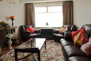 Traditional 3-Bedroom Home- contractors and family - 0