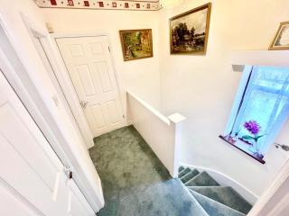 Traditional 3-Bedroom Home- contractors and family - Dartford - 5