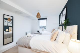 Charming Apartment near the High Street with Private Balcony, Free Parking, Self Check-In, Fast WiFi and Smart TV by Yoko Property - Milton Keynes - 3