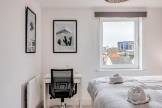 Charming Apartment near the High Street with Private Balcony, Free Parking, Self Check-In, Fast WiFi and Smart TV by Yoko Property - 8