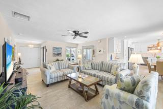 Inviting waterfront home with western exposure - 7