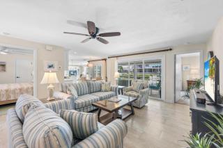 Inviting waterfront home with western exposure - 9