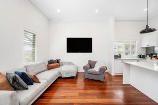 Stylish Suburban Getaway Spacious&bbq - 4