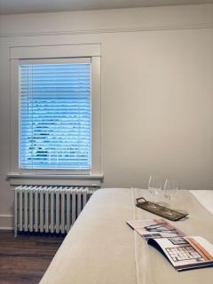 Deluxe Master Queen Bedroom with Bathroom in Vancouver West - 2