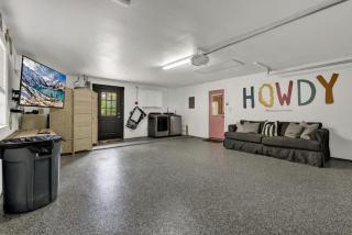 Eclectic Fun Haus with Hot Tub - 3 Min Drive to Main - 2