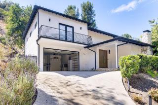 WFH Friendly Spacious Hillside Retreat in Encino - 7