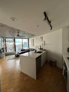 Cozy Gastown condo with a view! - 5