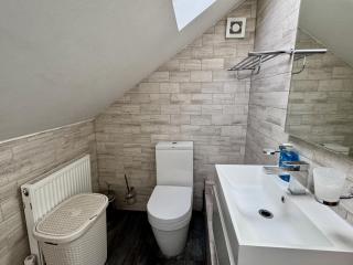 Luxury 8 Bed Home Near Luton Airport - 3