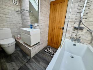 Luxury 8 Bed Home Near Luton Airport - 2