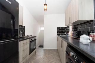 Spacious 4BR Home in Gateshead Sleeps 7 with FREE Parking - 2