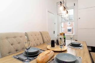 Spacious 4BR Home in Gateshead Sleeps 7 with FREE Parking - 1
