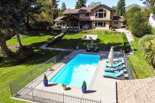 Lovely Riverfront Grants Pass Home Pool and Hot Tub - 0
