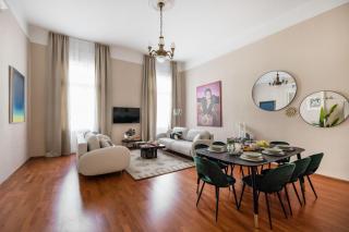 Art House Bold Luxe 3BR Grand Views by Danube - 7