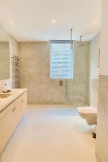 New Luxury Spacious Apartment, Centrally located - 9