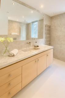 New Luxury Spacious Apartment, Centrally located - 5