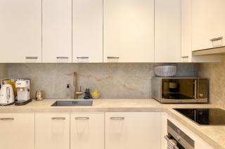 New Luxury Spacious Apartment, Centrally located - 4