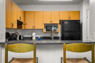4BR Condo with Pool and Gym Long Term Stays Allowed - 4