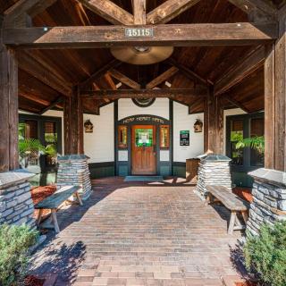 Spacious 4BR Retreat with pool & gym Near USF - 4