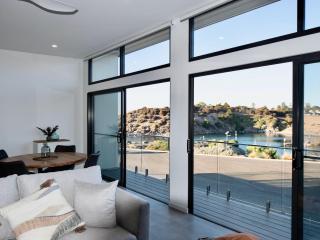 Cove Landing Marina Apartment 2 SS James Comrie Sleeps 4 - 3