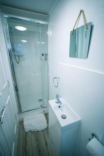 Beach View One Bedroom Apartment in Lowestoft by Eason Stays, Ideal For Weekend Getaways & Business Travellers - with Free parking! - 3