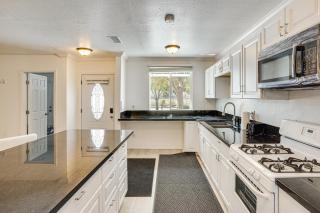 12 Mi to Downtown LA Quiet Getaway with Patio - 7