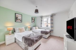 Detached 4 Bedroom 2 Bathroom House - Driveway Parking, Fast WiFi and Smart TV by Yoko Property - 9