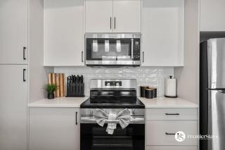 Executive Suite with King Bed Garage AC Free Banff Pass 65 Inch TV - 1