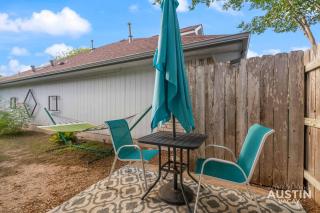 Fenced Yard 2BR 1BA 10m to Domain Near Downtown Pets OK by AUSTIN VACAY - 6