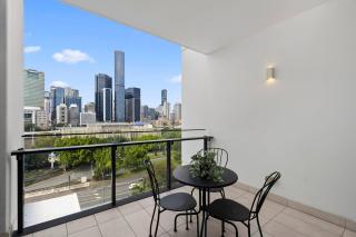 Luxury 2BR with River Views, Pool & Steps to Streets Beach hope903 - 6