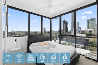Luxury 2BR with River Views, Pool & Steps to Streets Beach hope903 - 0