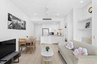 Luxury 2BR with River Views, Pool & Steps to Streets Beach hope903 - 4