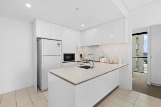 Luxury 2BR with River Views, Pool & Steps to Streets Beach hope903 - 1