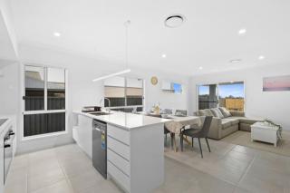 Family Retreat 4BR&2BA Parking in Private Garden Highbury Court - 9