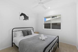 Family Retreat 4BR&2BA Parking in Private Garden Highbury Court - 5