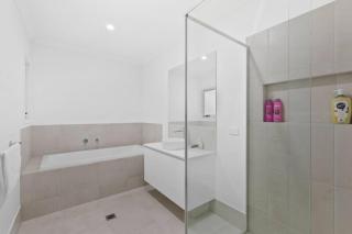 Family Retreat 4BR&2BA Parking in Private Garden Highbury Court - 2