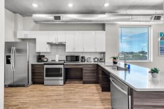 City Vibes 2BR Walk Everywhere in DWNTN St. Pete - 7