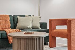 Stylish Modern Queen Suite Parking Pet Friendly - 8