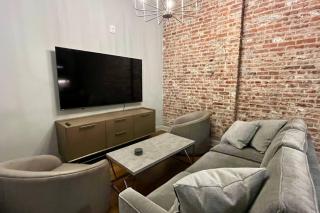 Hollyhock Suite 503 - 4